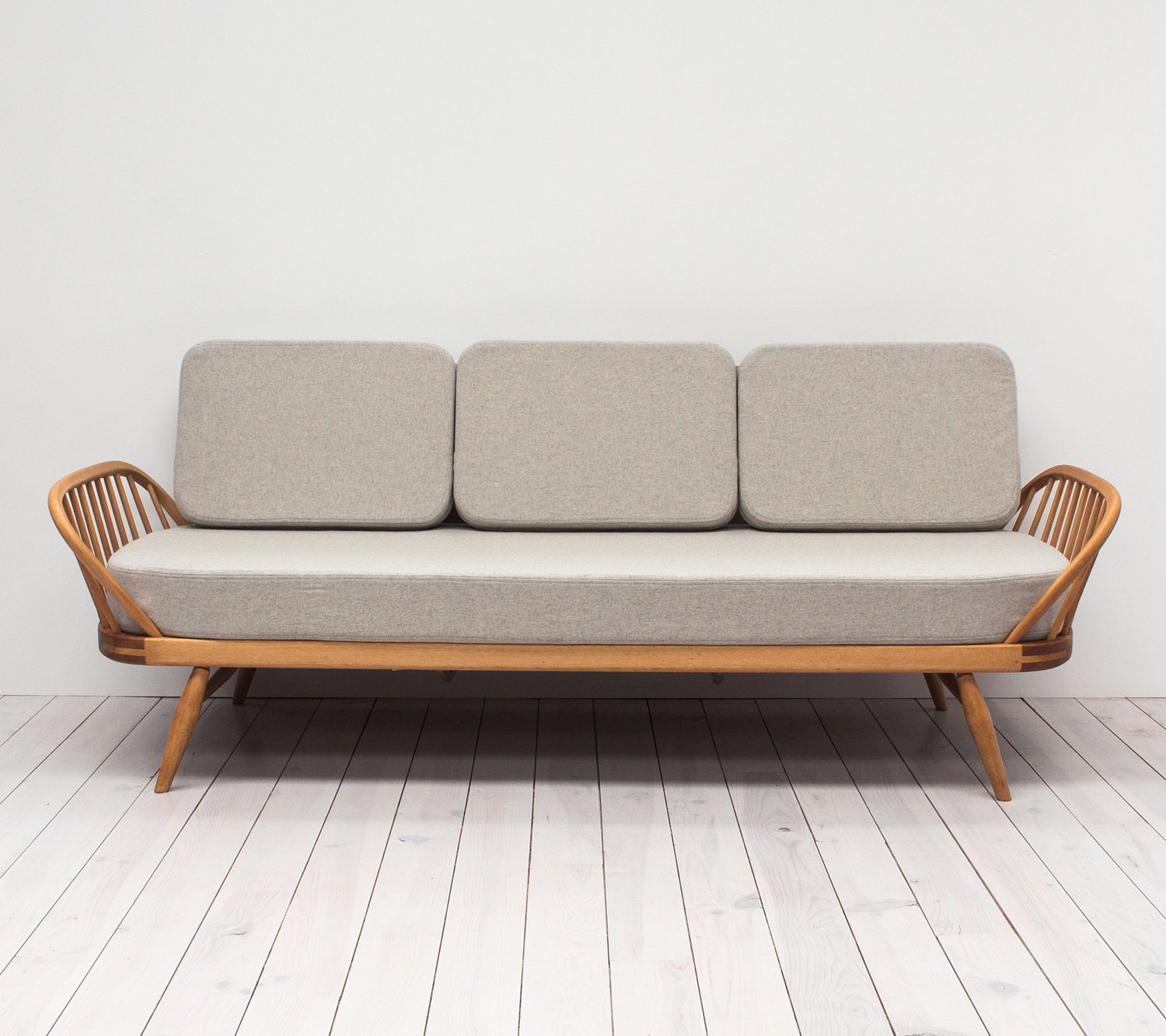 Ercol Studio Couch / Day Bed