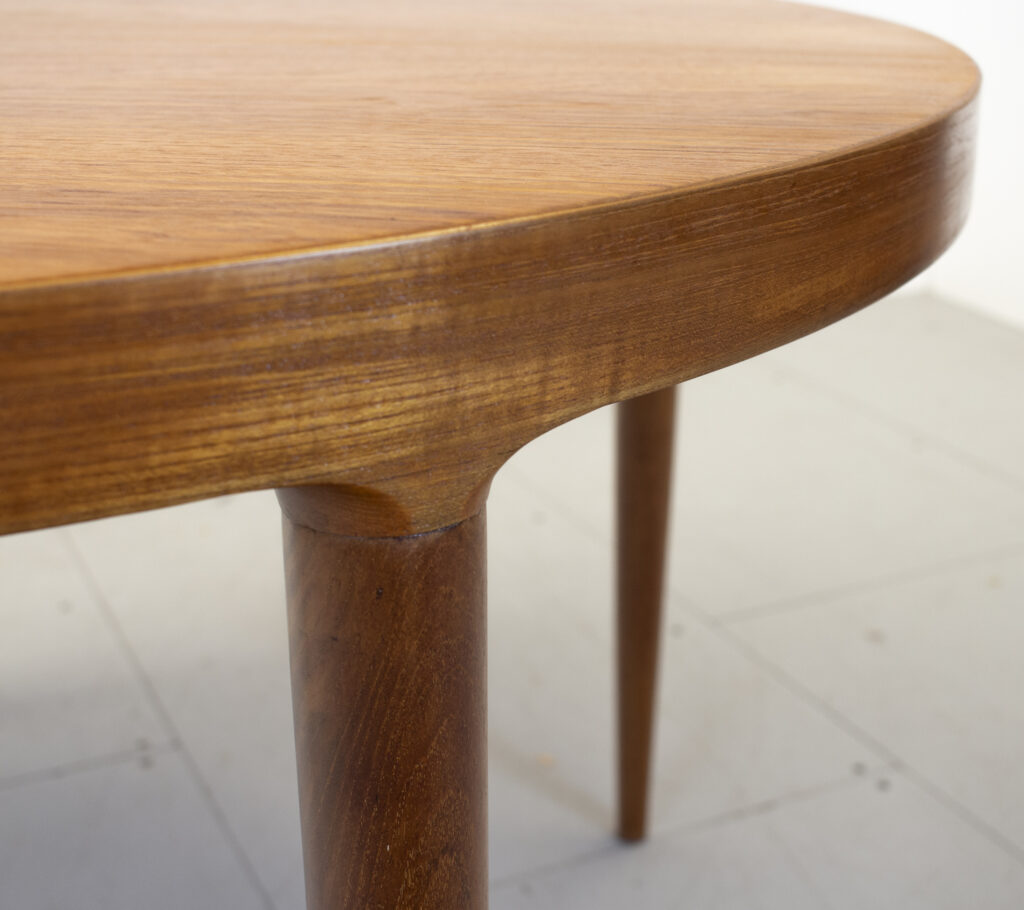 Danish Teak Round Extending Dining Table by Vamo Sønderberg Danish Teak Round Extending Dining Table by Vamo Sønderberg