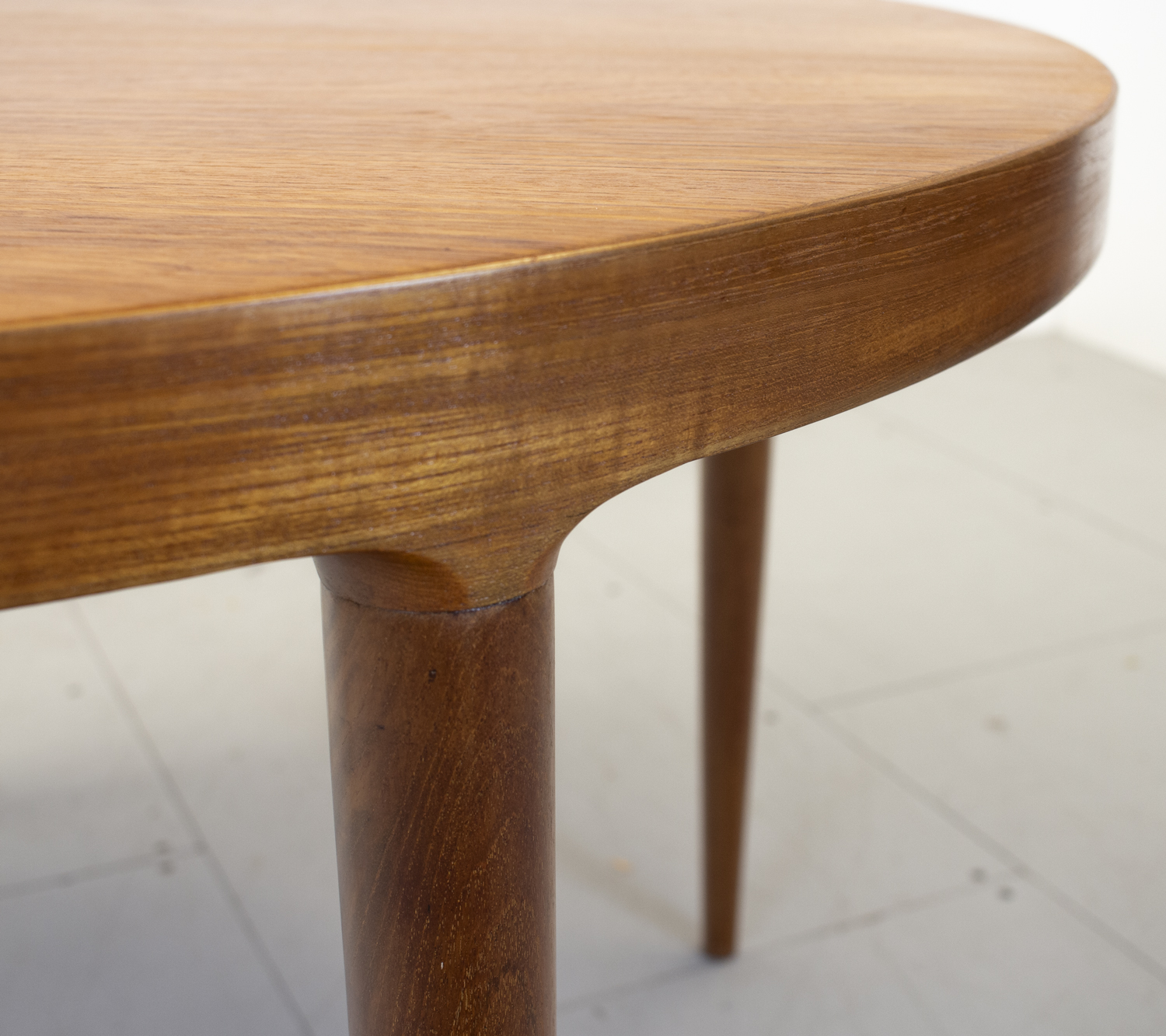 Danish Teak Round Extending Dining Table by Vamo Sønderberg Danish Teak Round Extending Dining Table by Vamo Sønderberg