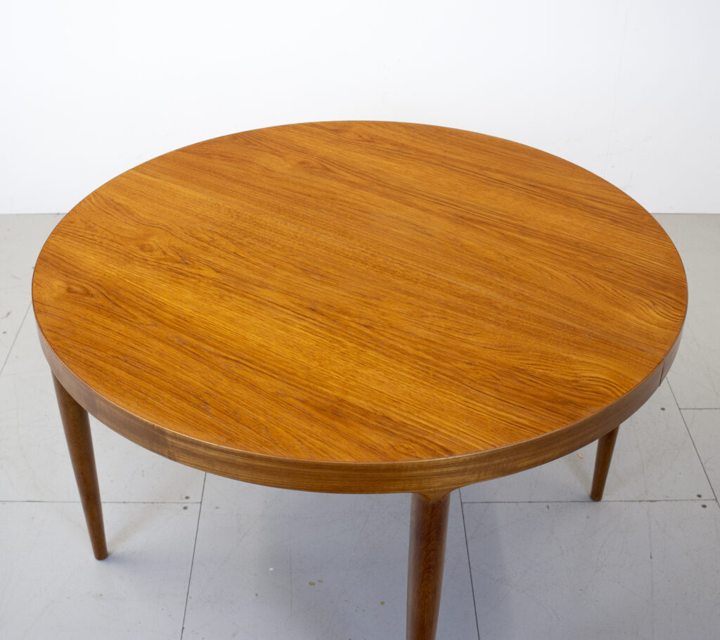 Danish Teak Round Extending Dining Table by Vamo Sønderberg Danish Teak Round Extending Dining Table by Vamo Sønderberg