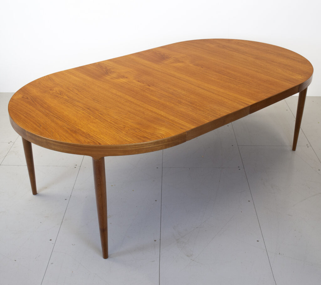 Danish Teak Round Extending Dining Table by Vamo Sønderberg Danish Teak Round Extending Dining Table by Vamo Sønderberg