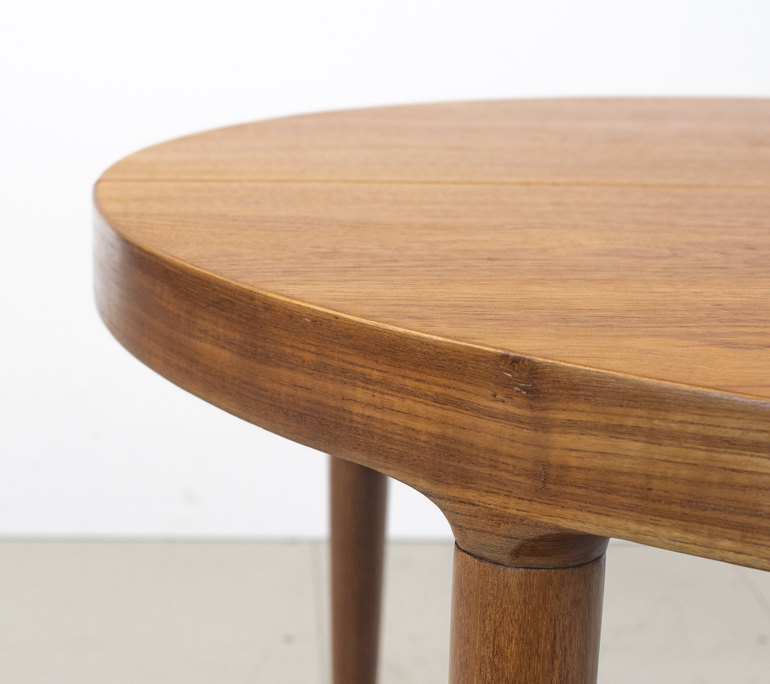 Danish Teak Round Extending Dining Table by Vamo Sønderberg Danish Teak Round Extending Dining Table by Vamo Sønderberg